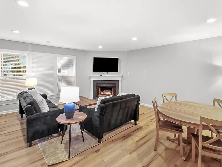 319 Wildberry Ln — Photo 7