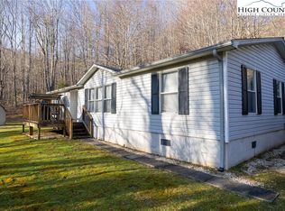 404 W Calhoun Rd, Lansing, NC 28643