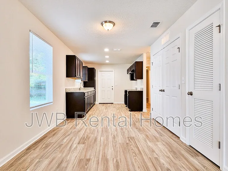 2091 Woodside St — Photo 4