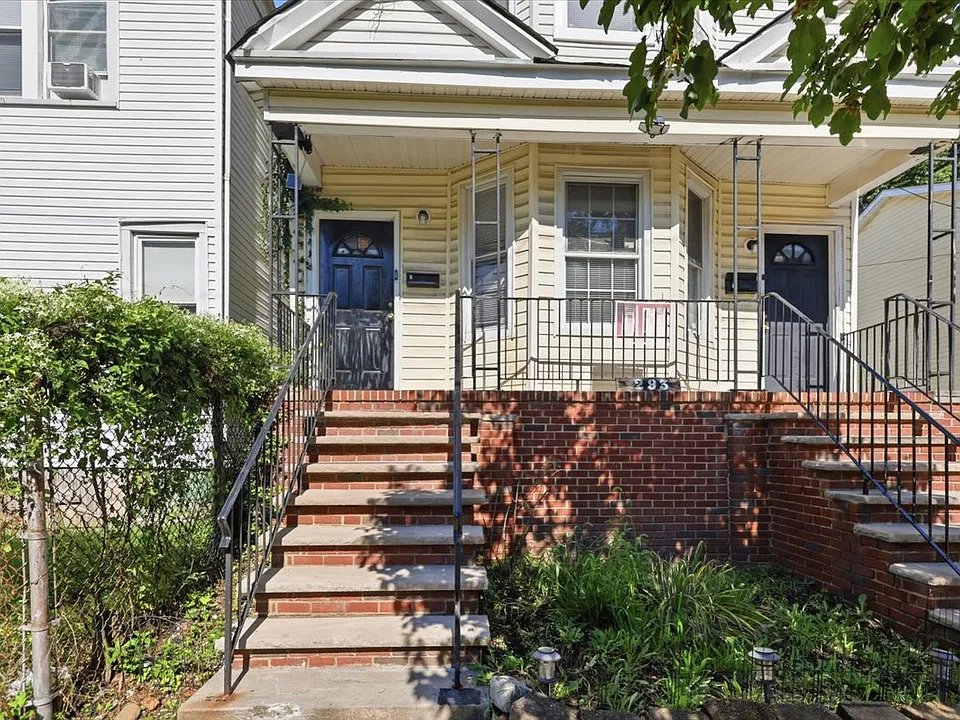 293 Ogden St #1