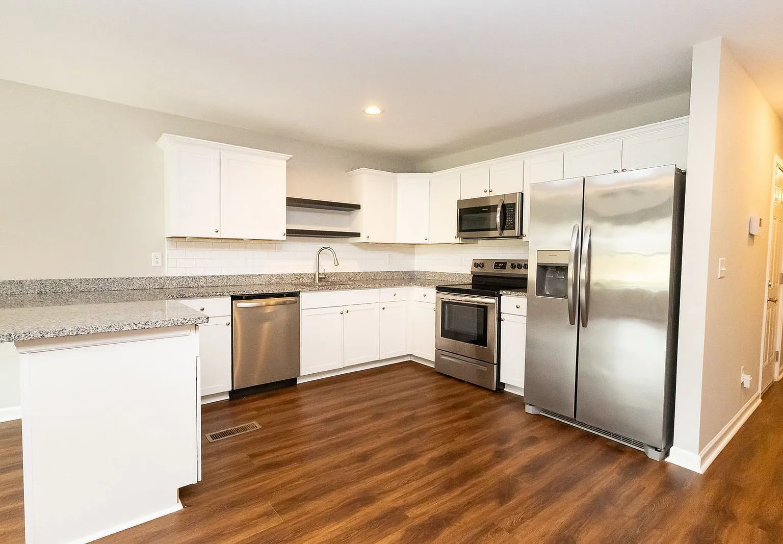 3 bed, 2.5 bath, 1600 sqft, $2,025 — Photo 3