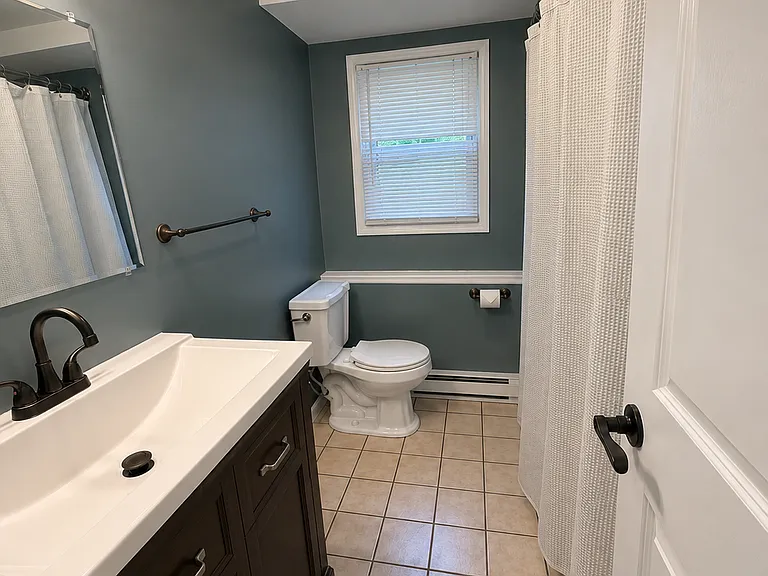 Bathroom (empty)