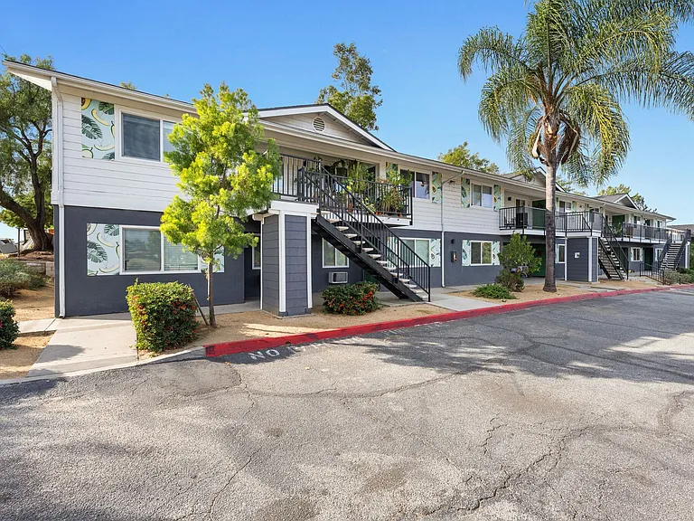 303 W Clemmens Ln — Photo 9