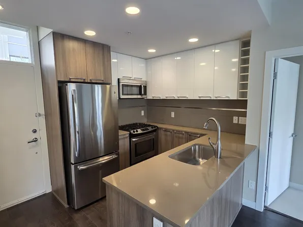 9350 University High St #317, Burnaby, BC V5A 0B6