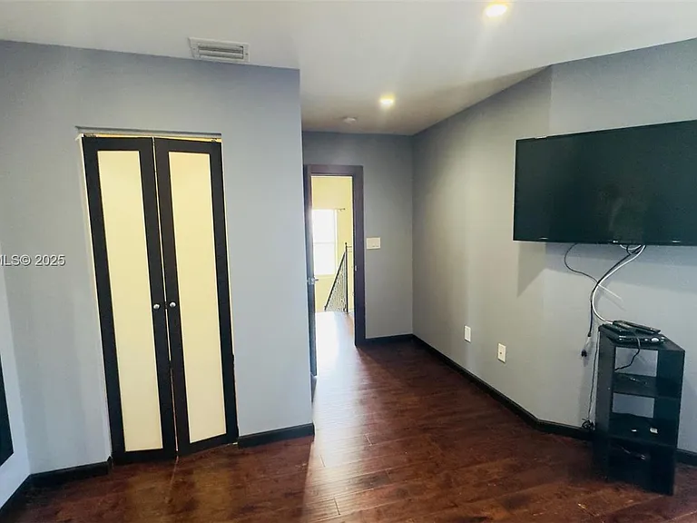 1094 Redwood St #1094 — Photo 7
