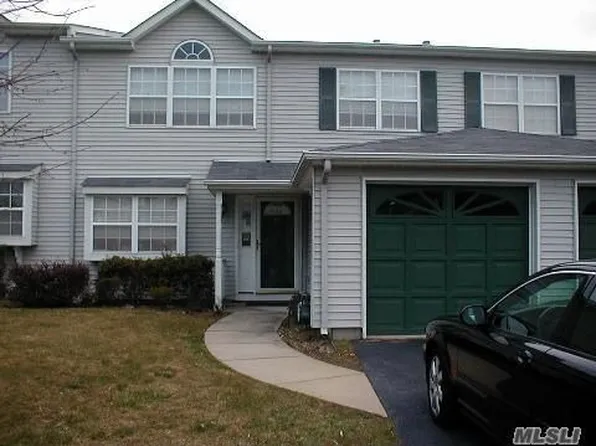 17 Horizon Ct, Huntington, NY 11743