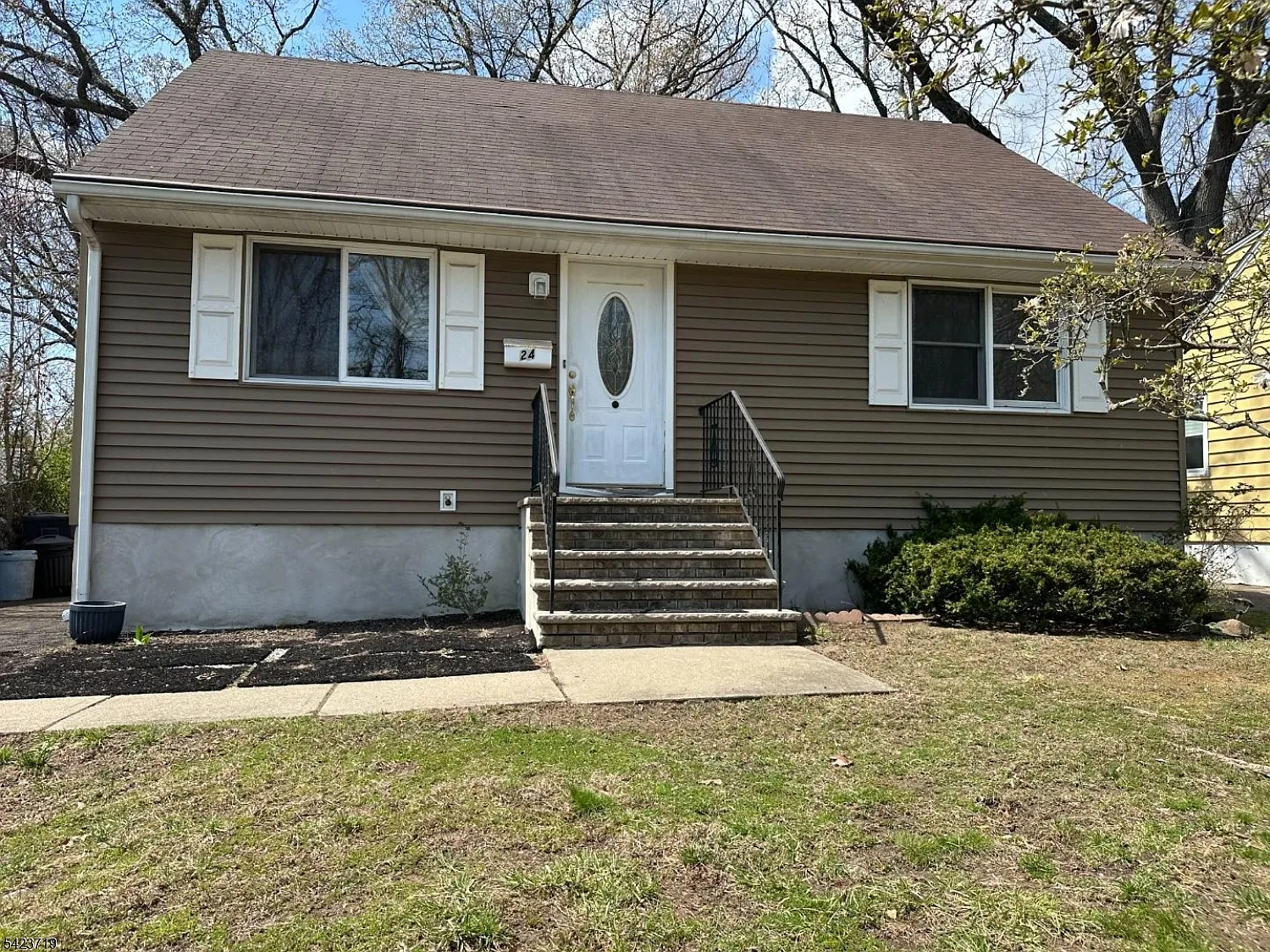 24 Willow St photo 1