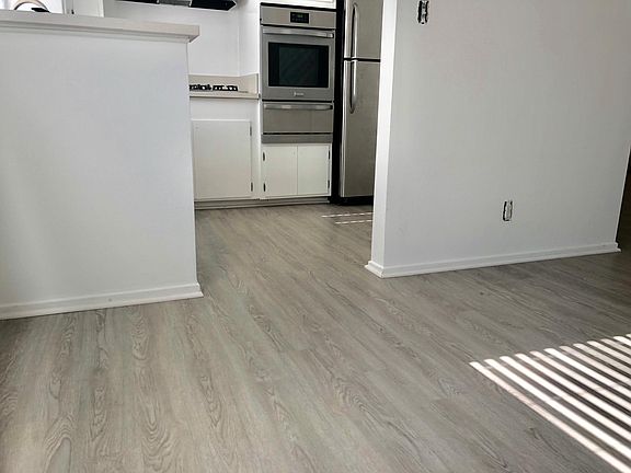 3rd image of 925 S Barrington Ave