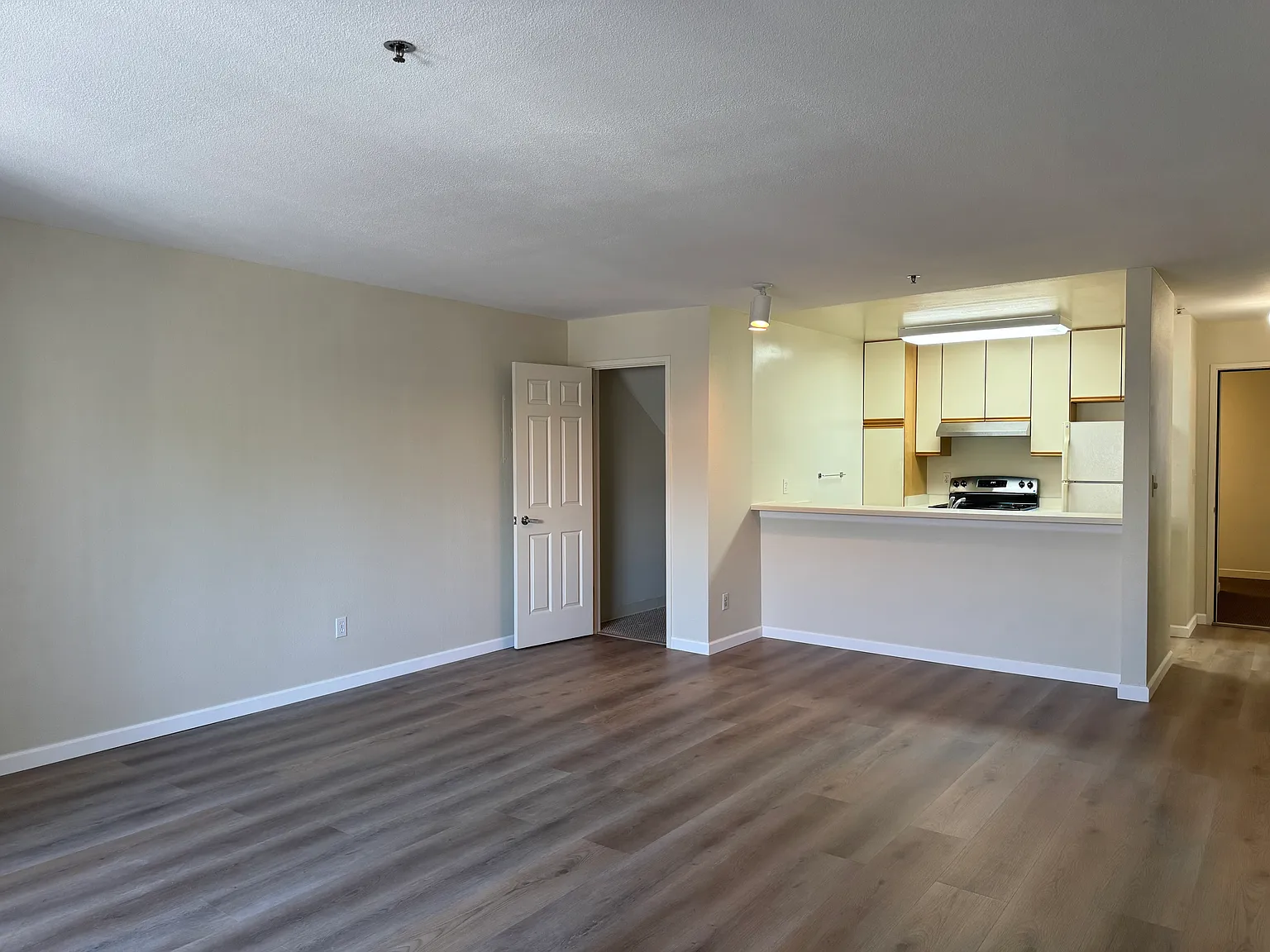 BROADWAY MANOR — Photo 4
