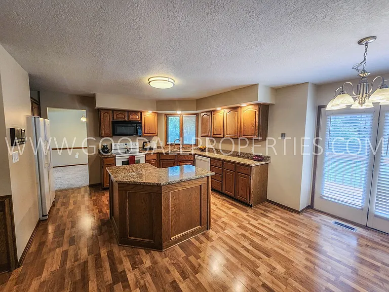 924 Prairie View Dr — Photo 2