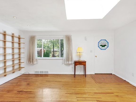3rd image of 617 Dahlia Dr
