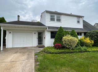 26 Blacksmith Rd, Levittown, NY 11756