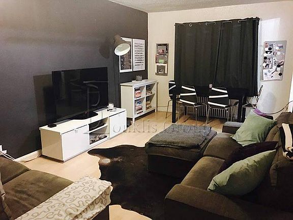 2nd image of 2128 Steinway St #2
