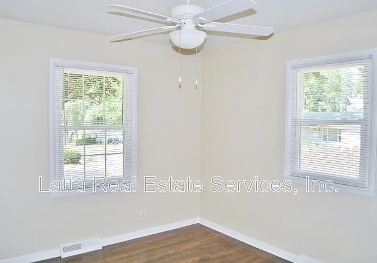 804 NW South Summit Cir — Photo 9