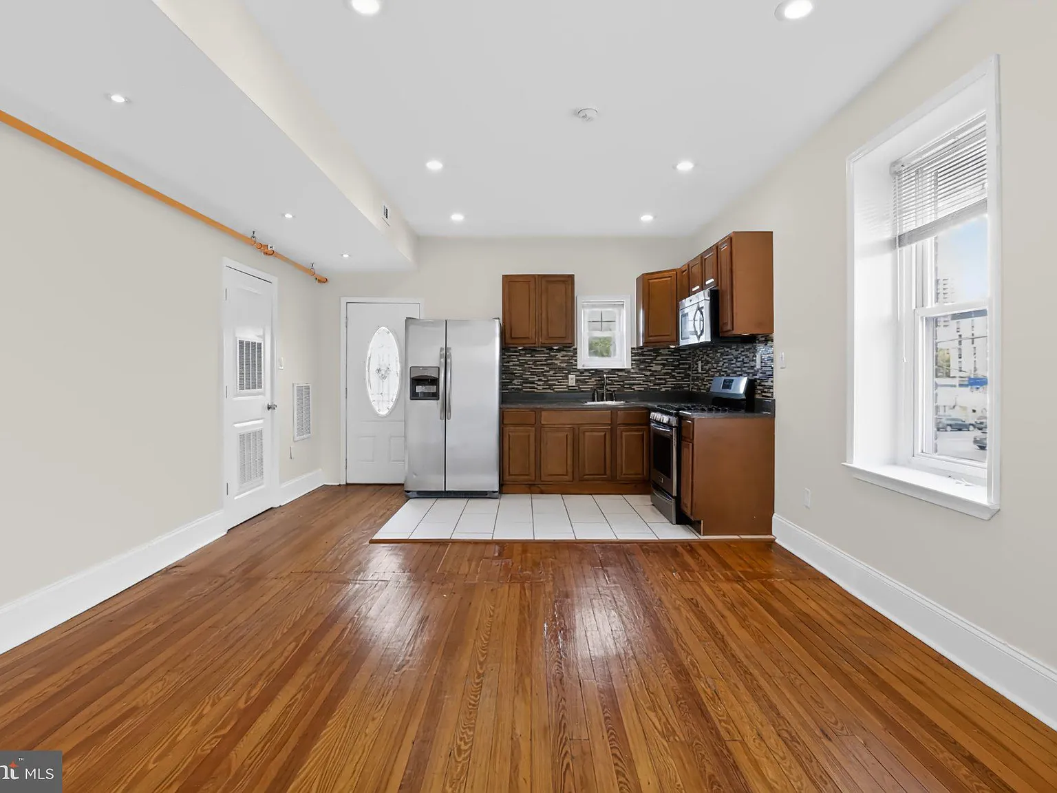 3 bed, 1.5 bath, 1350 sqft, $1,850 — Photo 2