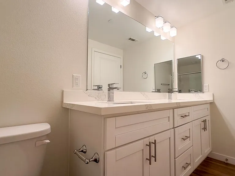 La Perla Apartments — Photo 27