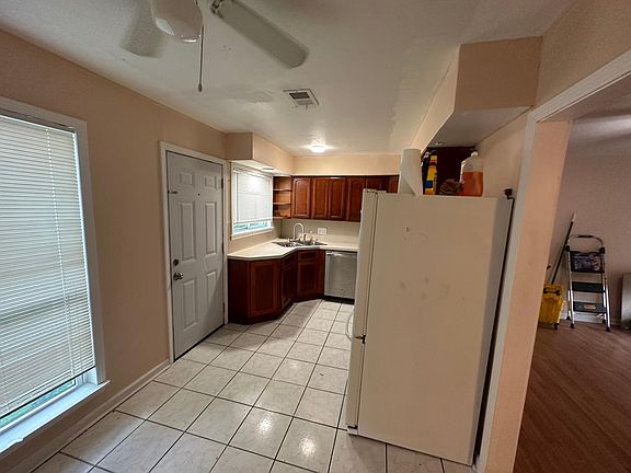 4th image of 430 E 1st St