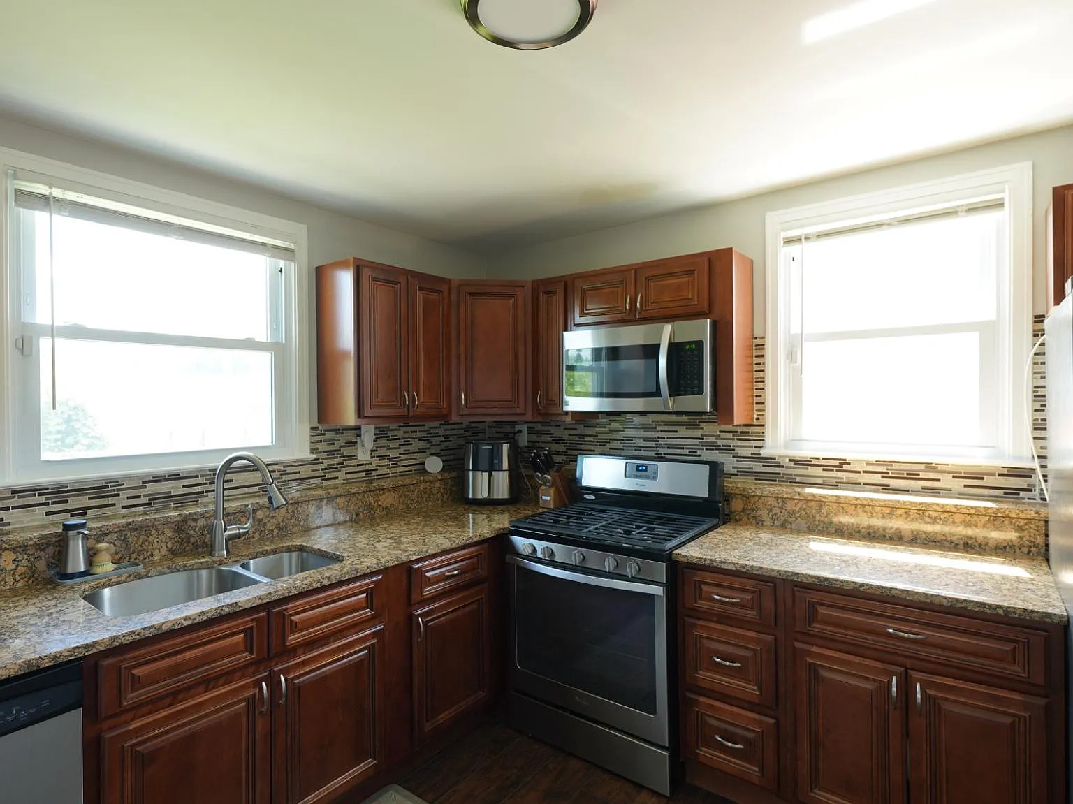 3 bed, 1.5 bath, 1184 sqft, $2,600 — Photo 3