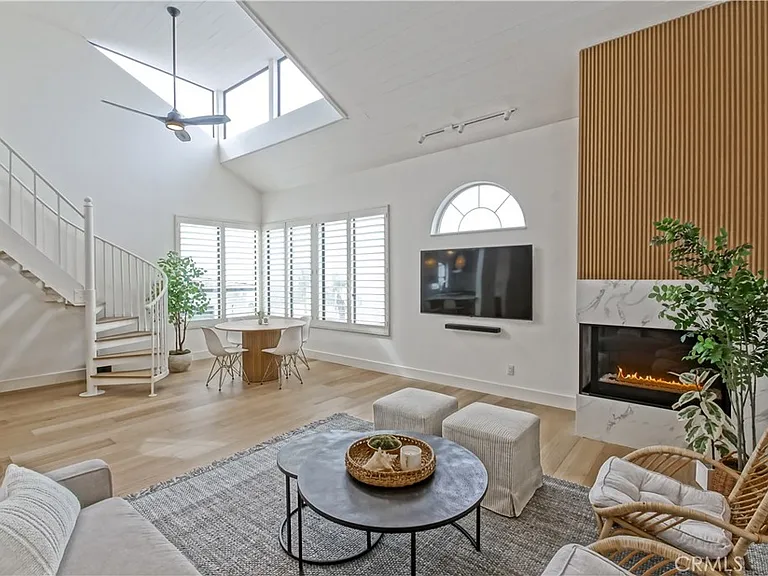 320 Marine Ave — Photo 4