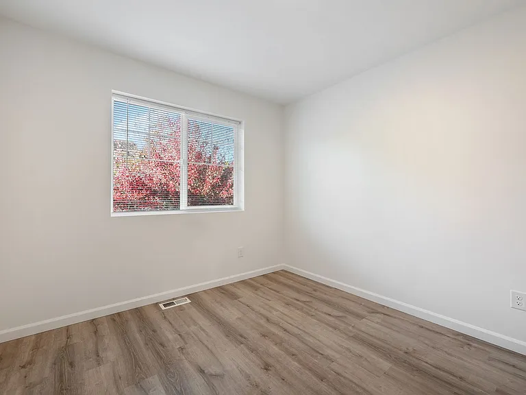 1061 Ebbets Dr SW — Photo 26