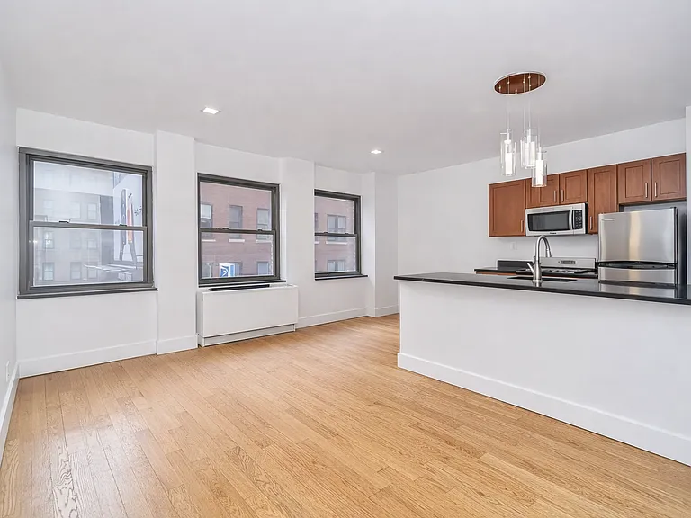 213 E 37th St #3FF — Photo 2