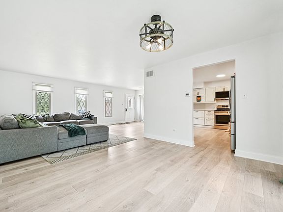 5th image of 15336 Regent Dr