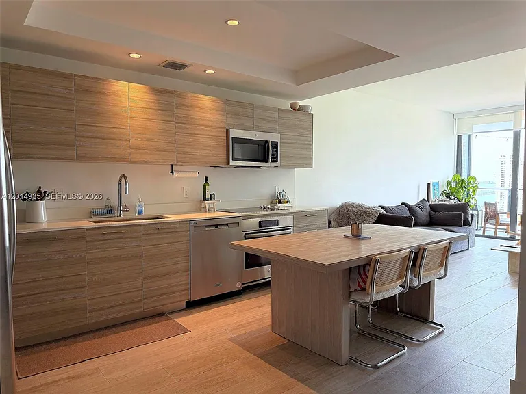 121 NE 34th St #F1605 — Photo 2