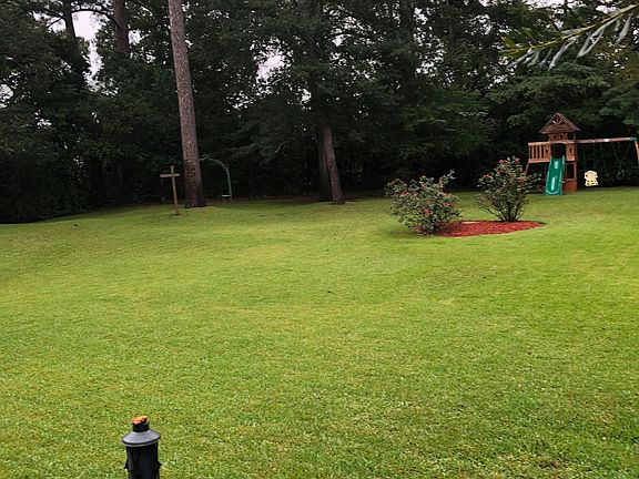 2nd image of 906 Forest Trl