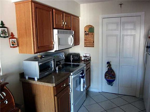 5th image of 8 Brookfield Ln