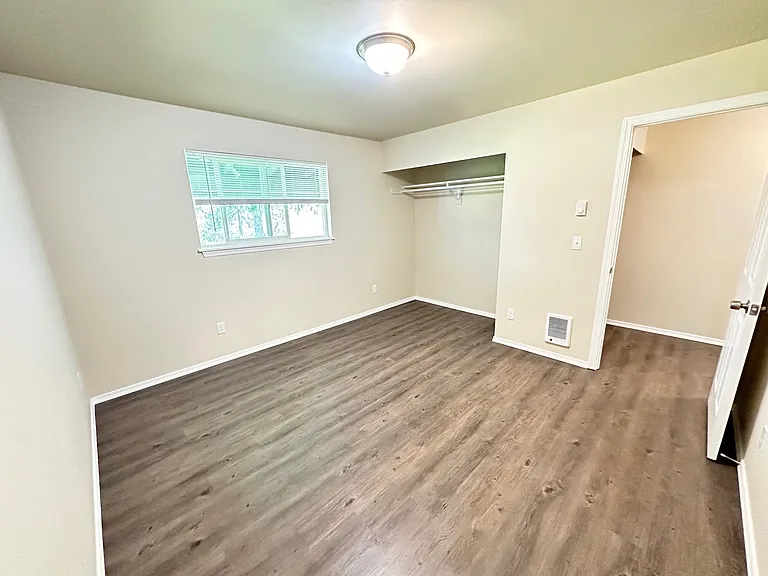 Riverside Manor — Photo 16