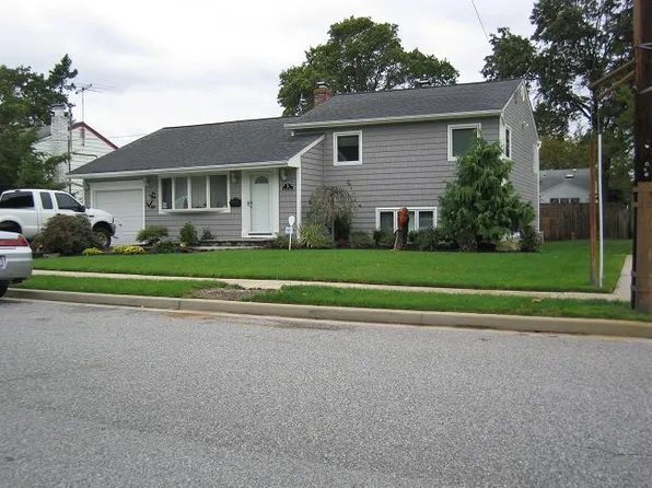 44 Bayview Pl, Massapequa, NY 11758
