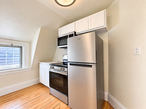 2nd image of 109 Bowen St #4