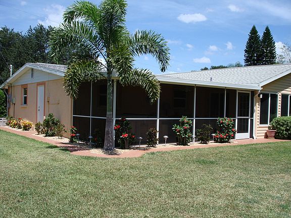 Screened in porch w/ hot tub