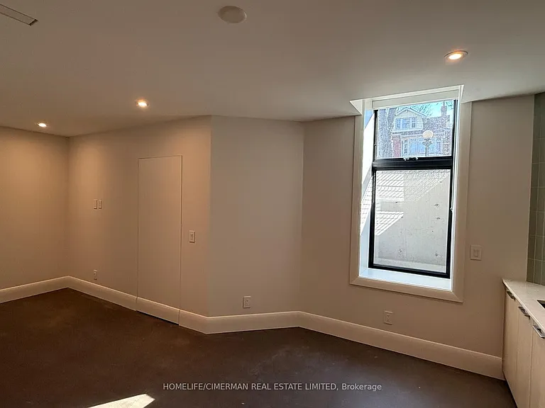 328 Palmerston Blvd #LOWER — Photo 4