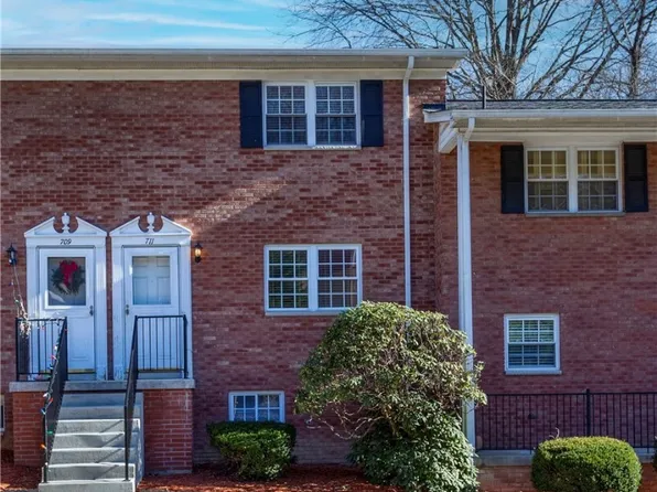 711 Castlegate Rd, South Charleston, WV 25303