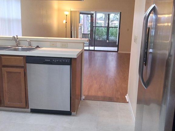 5th image of 10 Woodlake Pl