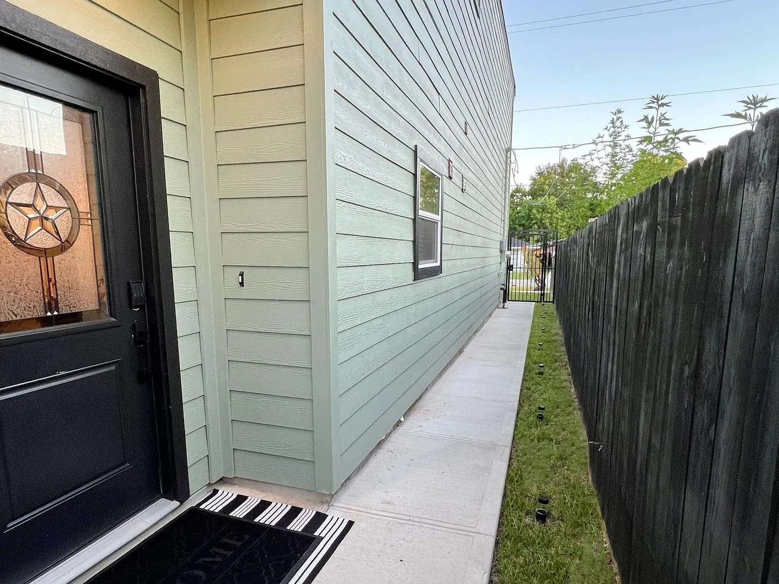 3 bed, 2.5 bath, 2120 sqft, $2,300 — Photo 2