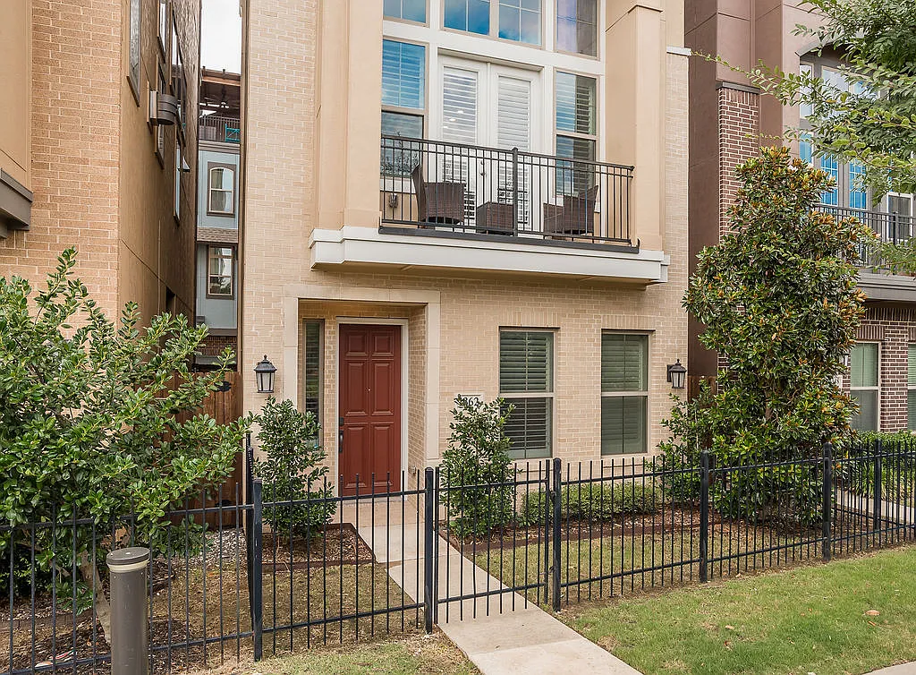 4 bed, 4.5 bath, 2606 sqft, $3,950 — Photo 1