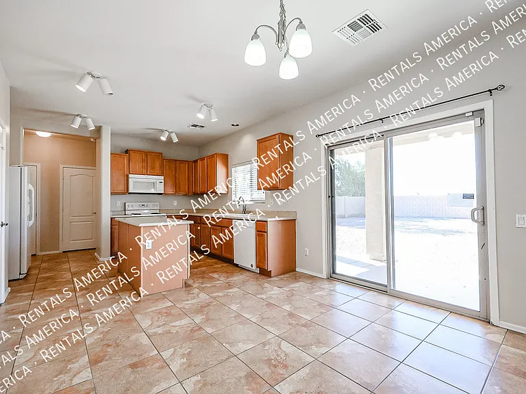 910 S 118th Ln — Photo 8