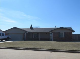 809 Village Dr, Altus, OK 73521