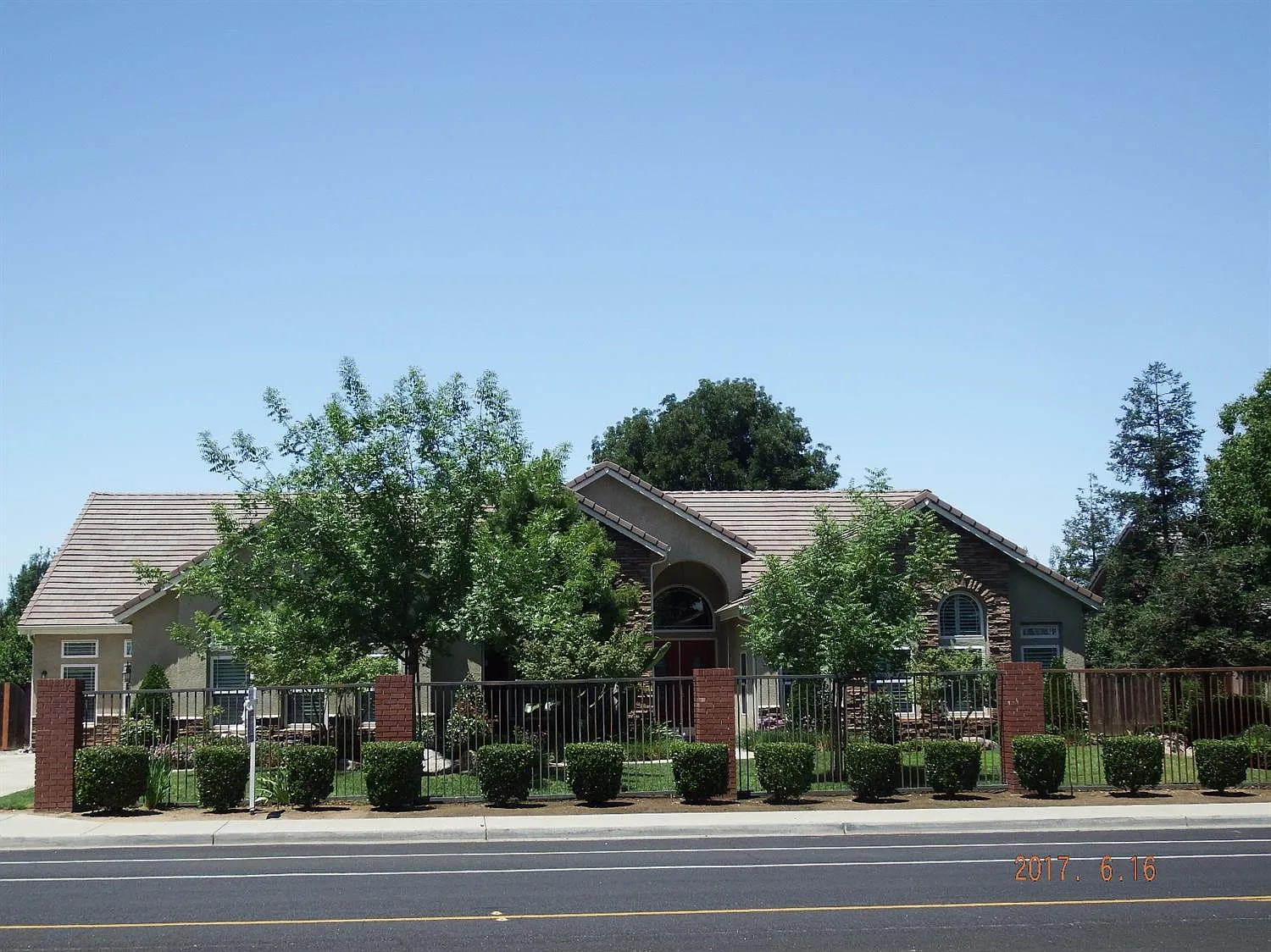 2664 Armstrong Ave photo 1