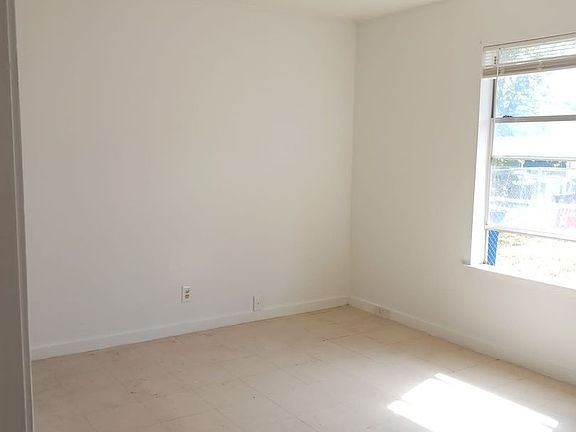 4th image of 108 Rosabell St #1