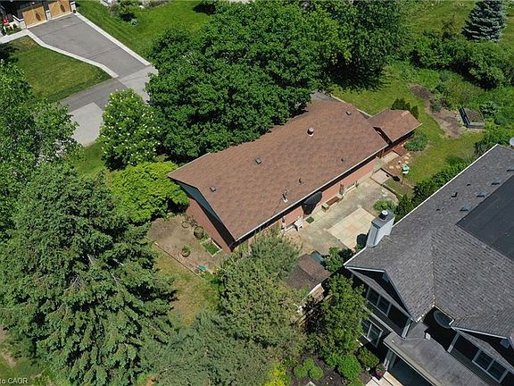 3rd image of 1304 Avon Cres