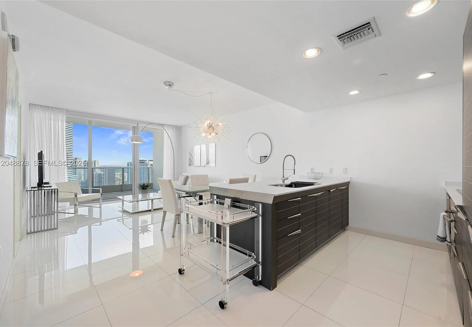Epic West Condo — Photo 4