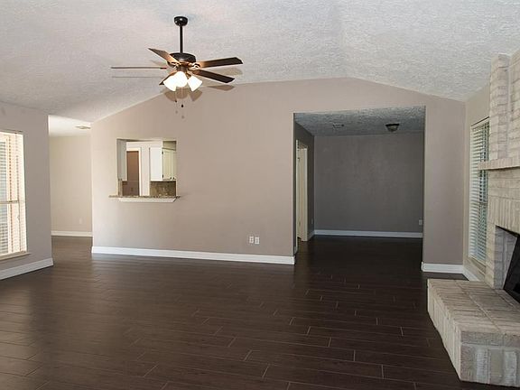 3rd image of 1312 Oak Hollow Dr