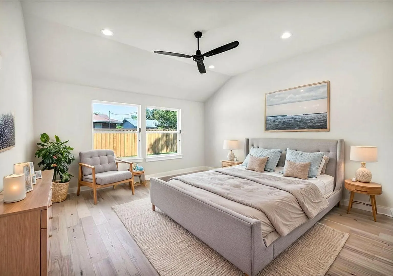 Central Austin: Modern 4-Bedroom Home with Private Pool, Office & Luxury Finishes — Photo 2