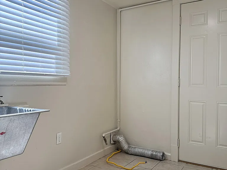 910 W 22nd St — Photo 11