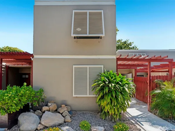 1041 N Hiatus Rd, Pembroke Pines, FL 33026