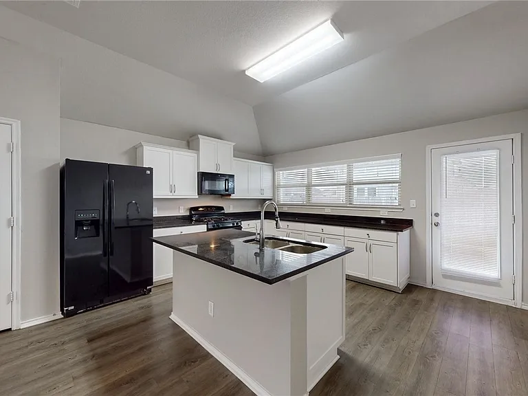 815 Heritage Dr — Photo 8