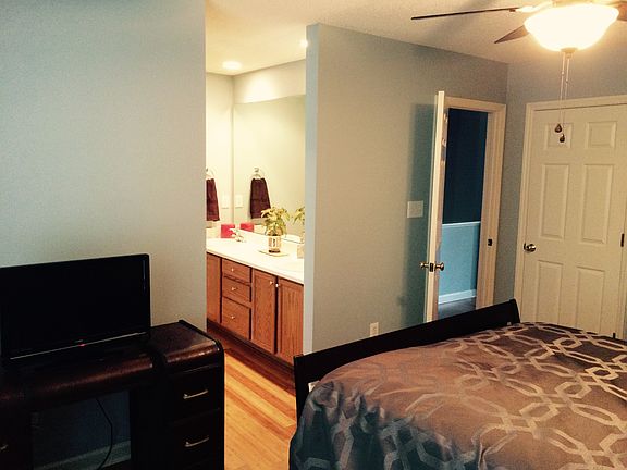 Spacious bedrooms, no carpet!!